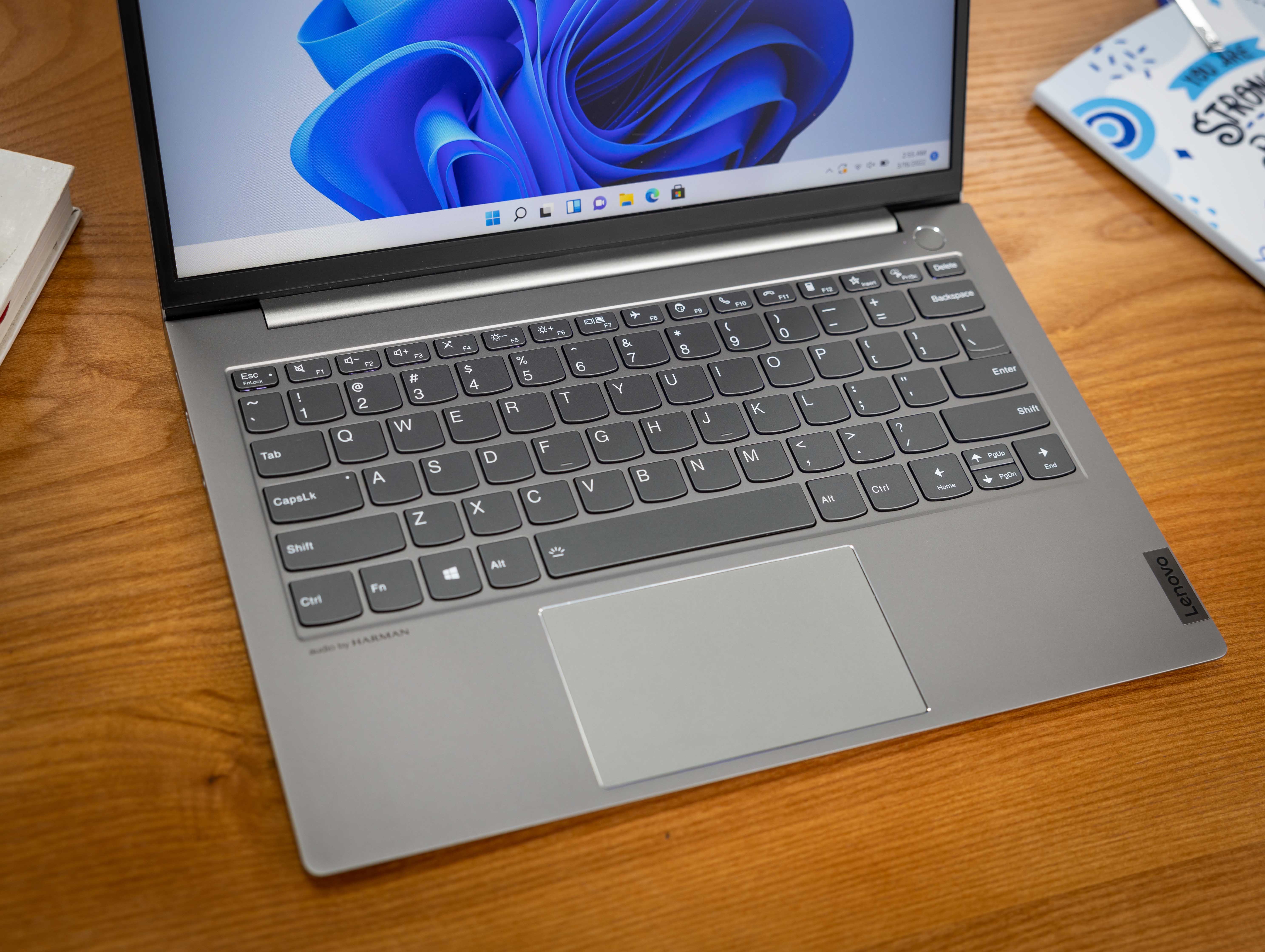 TouchPad trên ThinBook 13s G2 mang đến không gian trải nghiệm rộng, mượt mà và không bị rít tay